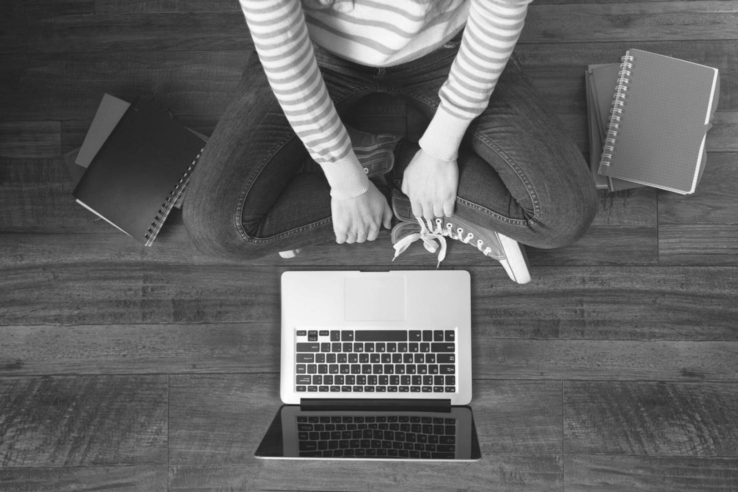 Espacio de trabajo moderno con herramientas de gestión financiera