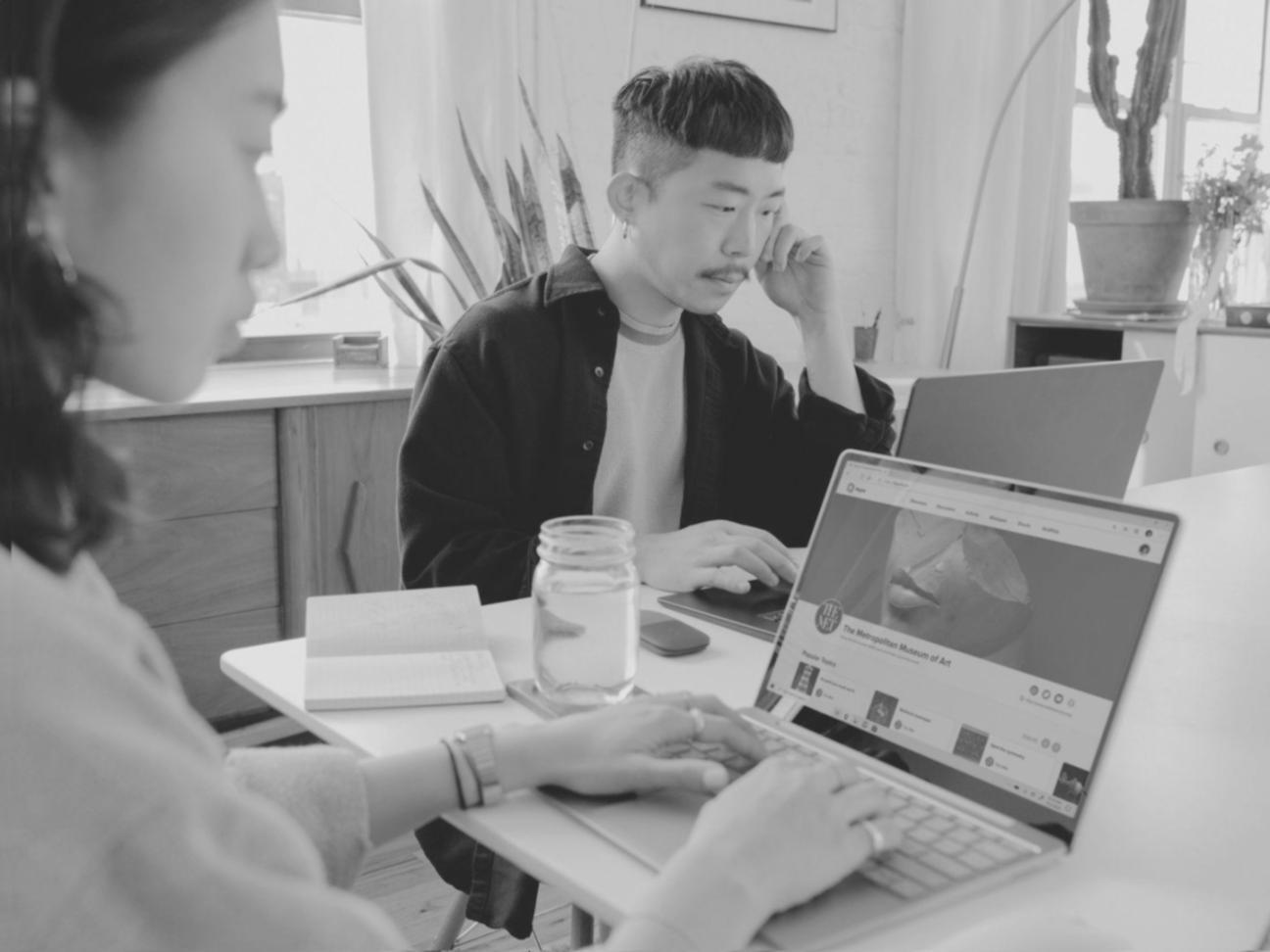 Espacios de trabajo modernos donde equipos analizan presupuestos empresariales